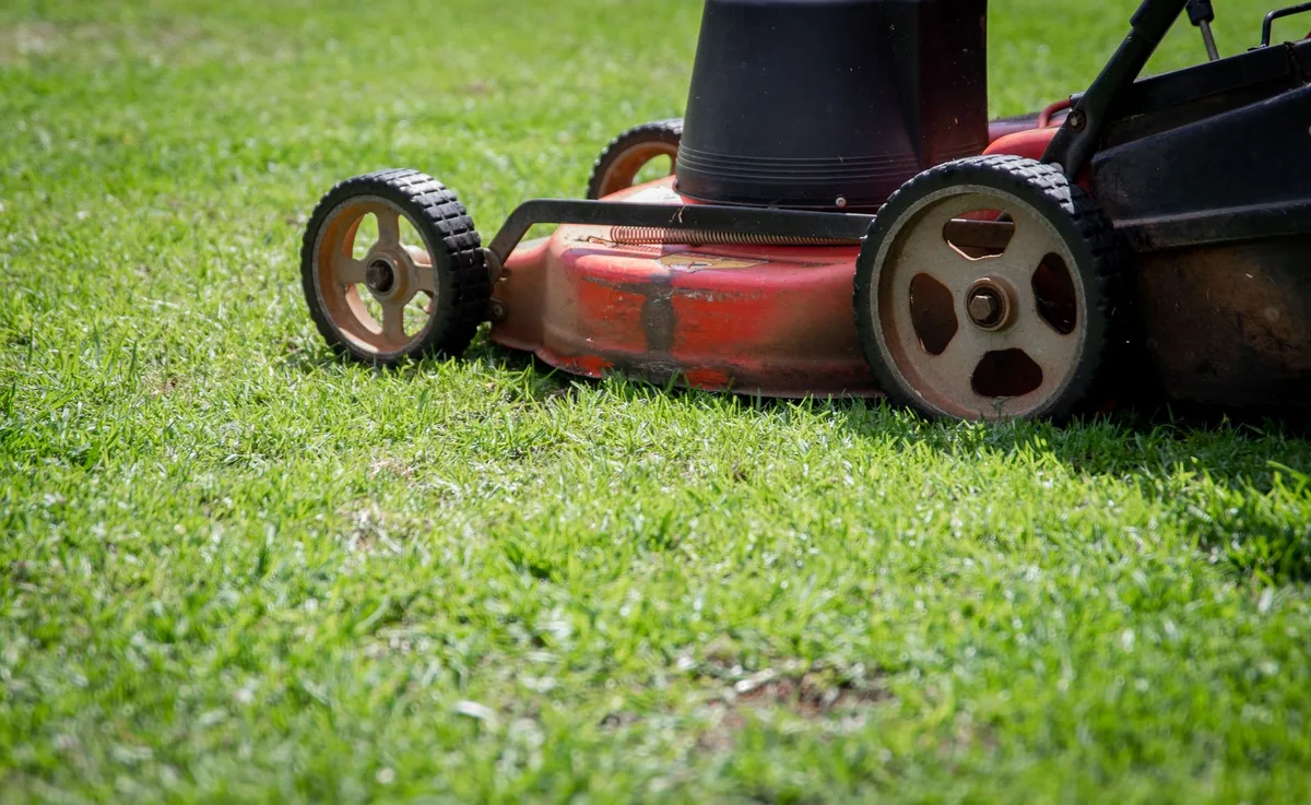 electric lawn mower how long does it last