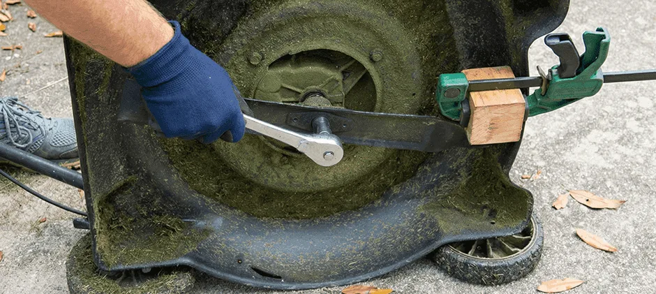 mower blade removal blocking tool
